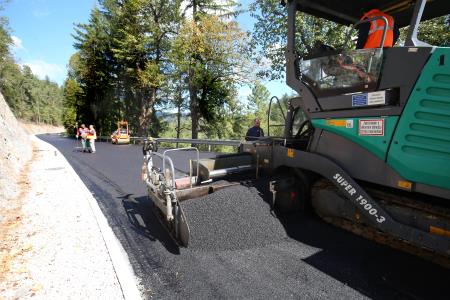 ASFALTIRANJE CESTE CERKNICA BEGUNJE 04 FOTO LJUBO VUKELIČ
